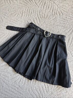 Hot Topic Black Pleated Mini Skirt with Heart Buckle Belt